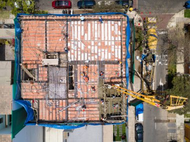 Lima Peru 'da devam eden bir inşaatın görüntüsü. Çatı inşaatı. Gerçek devlet endüstrisi, İHA ile yapılan hava görüntüsü.