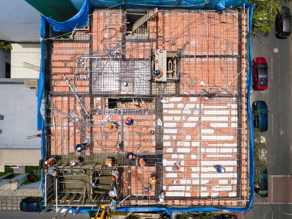 Lima Peru 'da devam eden bir inşaatın görüntüsü. Çatı inşaatı. Gerçek devlet endüstrisi, İHA ile yapılan hava görüntüsü.