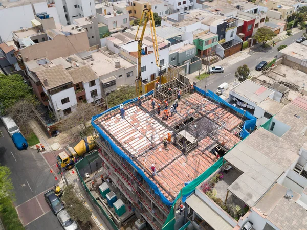 Lima Peru 'da devam eden bir inşaatın görüntüsü. Çatı inşaatı. Gerçek devlet endüstrisi, İHA ile yapılan hava görüntüsü.