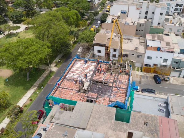 Lima Peru 'da devam eden bir inşaatın görüntüsü. Çatı inşaatı. Gerçek devlet endüstrisi, İHA ile yapılan hava görüntüsü.