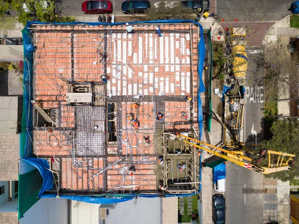 Lima Peru 'da devam eden bir inşaatın görüntüsü. Çatı inşaatı. Gerçek devlet endüstrisi, İHA ile yapılan hava görüntüsü.