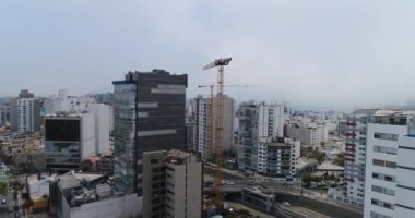Lima, Lima. Peru - 19 Kasım 2020: Lima Peru 'nun hava klibi. İnşaat projeleri olan ana otoyol. Peru 'nun ana şehri. Başkent.