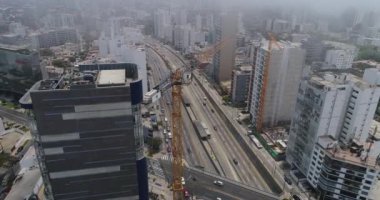 Lima, Lima. Peru - 19 Kasım 2020: Lima Peru 'nun hava klibi. İnşaat projeleri olan ana otoyol. Peru 'nun ana şehri. Başkent.