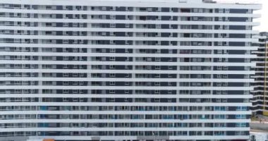 Lima, Lima / Peru - 22 Kasım 2020: Lima Peru 'daki bir inşaat projesinin havadan videosu. Büyük bina ahmağı..