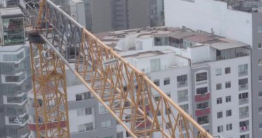 İnşaat alanında bir vincin havadan çekilmiş videosu. Şehir görüntüsü Lima Peru 'da İHA ile yapıldı.