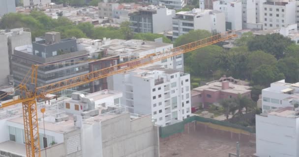 Luftbild Eines Krans Auf Einer Baustelle Stadtansicht Mit Drohne Lima — Stockvideo