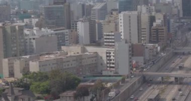 Lima Peru 'da bir otobüs durağının klibi. Otobanın insansız hava aracıyla çekilmiş bir video. Şehir, kamu ve özel ulaşım manzarası.