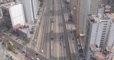 Lima Peru 'da bir otobüs durağının klibi. Otobanın insansız hava aracıyla çekilmiş bir video. Şehir, kamu ve özel ulaşım manzarası.