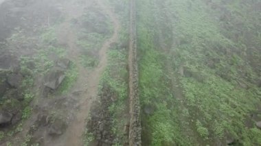 İlçeler arasında Lima Peru 'daki bir sınır duvarının hava görüntüsü. Sisli bir günde tepede taş duvar.
