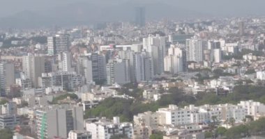 Lima Peru 'nun klibi, binalarla dolu kalabalık bir şehir. Güney Amerika 'nın en önemli şehirlerinden birinin havadan görünüşü.