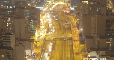 Gece Lima Peru 'daki otobanın hava görüntüsü. Ulaşım otoyolunun karanlık sahnesi. 