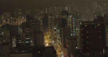 Gece Lima Peru 'nun insansız hava aracıyla çekilmiş bir video. Lima kıyılarının videosu: Miraflores ilçeleri.