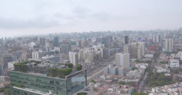 リマペルーの航空ビデオ 建物で混雑した都市 南米で最も重要な都市の一つの空中ビュー — ストック動画
