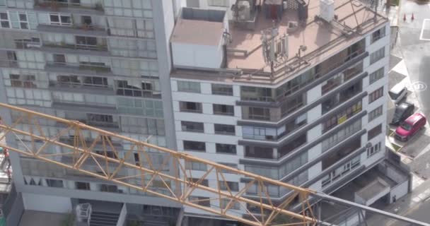 Vidéo Aérienne Une Grue Sur Chantier Vue Sur Ville Avec — Video