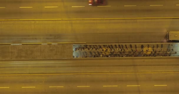 夜のバスステーションのリマペルーでの航空ビデオ 高速道路のバスステーションの無人機で作られたビデオ 人々のバスを待っているライン Covid19パンデミックによる社会的距離 — ストック動画