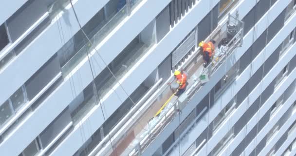 Εναέρια Βίντεο Εργάτες Καθαρίζουν Παράθυρα Κτίριο Εναέρια Εργασία Επικίνδυνη Δουλειά — Αρχείο Βίντεο