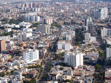 Lima Peru 'nun insansız hava aracıyla yapılan hava görüntüsü. Başkent Peru 'da güneşli bir gün.