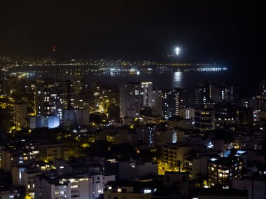 Geceleri Lima Peru 'nun insansız hava aracıyla yapılan hava görüntüsü. Lima kıyıları: Miraflores, Barranco ve Chorrillos bölgeleri.