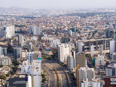 Lima, Lima / Peru - 23 Kasım 2020: Lima Peru 'nun hava görüntüsü. Otoyol koridoru görüntüsü. Şehir manzarası, panoramik manzara.