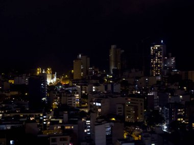 Geceleri Lima Peru 'nun insansız hava aracıyla yapılan hava görüntüsü. Lima kıyıları: Miraflores ilçeleri.