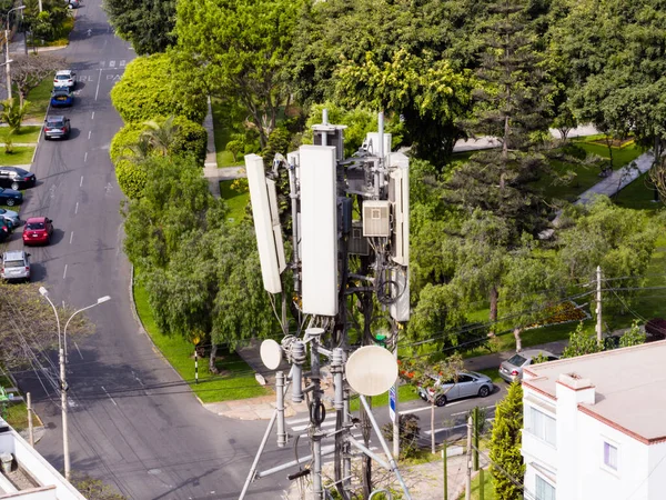 Lima Peru 'daki mobil sinyal için şehir antenlerinin hava görüntüsü. 