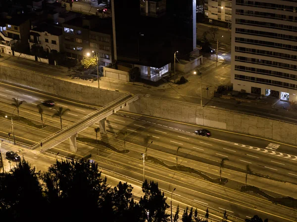 夜にリマペルーの高速道路の空撮画像 高速道路の暗いシーン — ストック写真