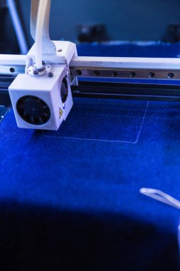 3 boyutlu tekstil yazıcısının resmi. Tekstil endüstrisi için otomatik makine. Yeni tekstil teknolojisi.