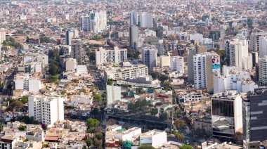 Lima, Lima / Peru - 24 Kasım 2020: Lima Peru 'nun hava görüntüsü. Miraflores bölgesi, yaz boyunca güneşli bir gün..