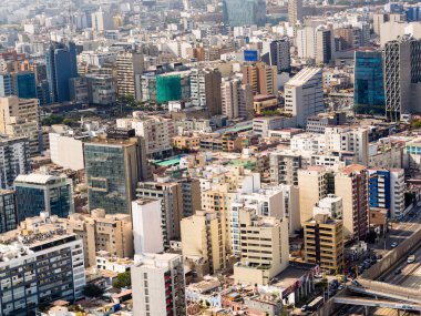 Lima, Lima / Peru - 24 Kasım 2020: Lima Peru 'nun hava görüntüsü. Miraflores bölgesi, yaz boyunca güneşli bir gün..