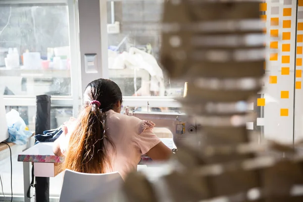Masada tek başına çalışan bir kadının görüntüsü. Güneşli bir günde ofis.