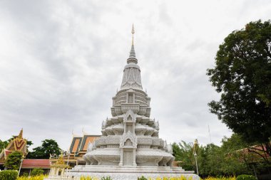 Phnom Penh, Phnom Penh / Kamboçya - 22 Ekim 2016: Khmer Kraliyet Sarayı içinde bir mezarlığın heykel inşaatı.