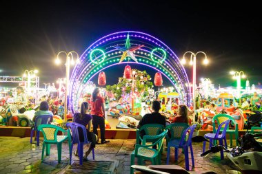 Phnom Penh, Phnom Penh - Kamboçya - 21 Kasım 2016: Phnom Penh Kamboçya 'daki adil oyunların resmi. Renkli eğlence etkinliklerinin gece görüntüsü.