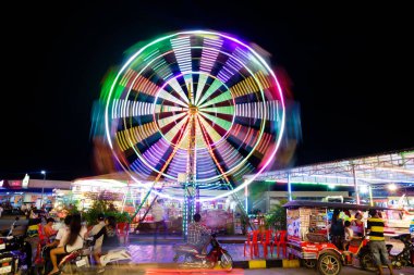 Phnom Penh, Phnom Penh - Kamboçya - 21 Kasım 2016: Phnom Penh Kamboçya 'daki adil oyunların resmi. Renkli eğlence etkinliklerinin gece görüntüsü.