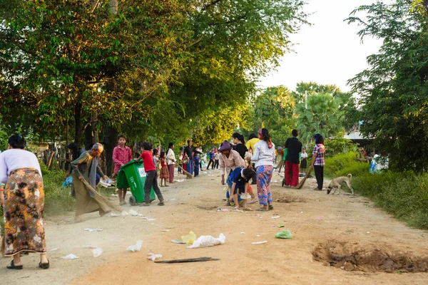Phnom Penh, Phnom Penh, Kamboçya - 13 Kasım 2016: Kamboçya 'da sokaklarını temizleyen bir kasabanın görüntüsü.
