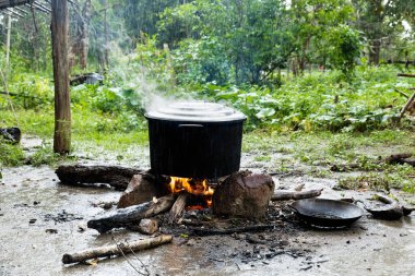 Açık alanda kırsal yemek yapmanın görüntüsü. Kırsalda geleneksel yemek pişirme şekli.