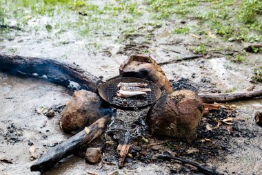 Açık alanda kırsal yemek yapmanın görüntüsü. Kırsalda geleneksel yemek pişirme şekli.