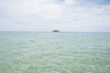 Kamboçya 'da denizin ortasında bir ada. Güneydoğu Asya 'da tropikal hava.