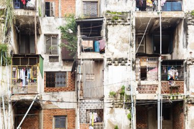 Kamboçya 'daki eski binanın resmi. Aileler için apartman dairesi. Şehir manzarası.