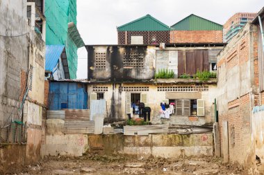 Kamboçya 'daki eski binanın resmi. Aileler için apartman dairesi. Şehir manzarası.