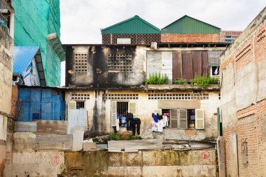 Kamboçya 'daki eski binanın resmi. Aileler için apartman dairesi. Şehir manzarası.