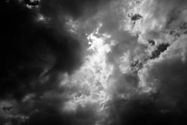 Tropik havadaki bulutların görüntüsü. Karanlık bulutlu gökyüzü.