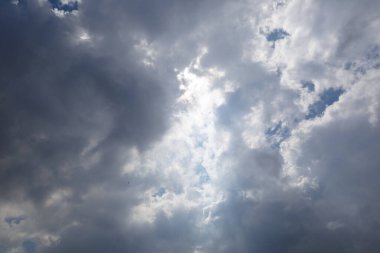 Tropik havadaki bulutların görüntüsü. Karanlık bulutlu gökyüzü.