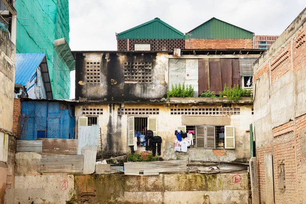Kamboçya 'daki eski binanın resmi. Aileler için apartman dairesi. Şehir manzarası.