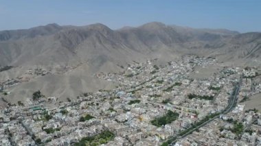 La Molina Bölgesi, Lima Peru 'nun videosu. Lima 'daki bir banliyö bölgesinin insansız hava aracıyla çekilmiş bir video. Lima 'daki And Dağları.