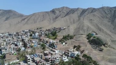 La Molina Bölgesi, Lima Peru 'nun videosu. Lima 'daki bir banliyö bölgesinin insansız hava aracıyla çekilmiş bir video. Lima 'daki And Dağları.