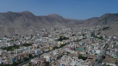 La Molina Bölgesi, Lima Peru 'nun videosu. Lima 'daki bir banliyö bölgesinin insansız hava aracıyla çekilmiş bir video. Lima 'daki And Dağları.