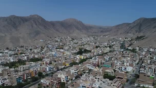 ペルーのラ モリナ地区のビデオ リマの郊外のドローンで作られた空中ビデオ リマの海岸のアンデス — ストック動画