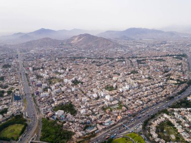 Lima Peru 'nun hava görüntüsü. Görüntü, başkent Peru 'nun insansız hava aracıyla yapıldı. Lima şehir merkezinde.