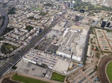 Alışveriş merkezinin insansız hava aracıyla yapılmış hava görüntüsü. Lima Peru 'daki alışveriş merkezinin resmi.