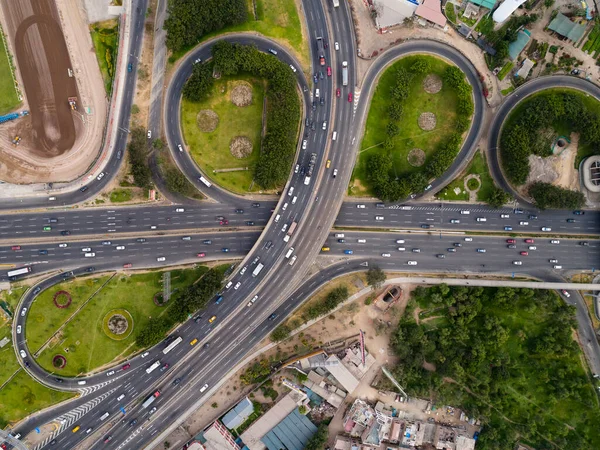 Lima Peru 'daki Panamericana Otoyolu' nun havadan görüntüsü. Ulaşım bağlantı noktası ve şehir resmi.